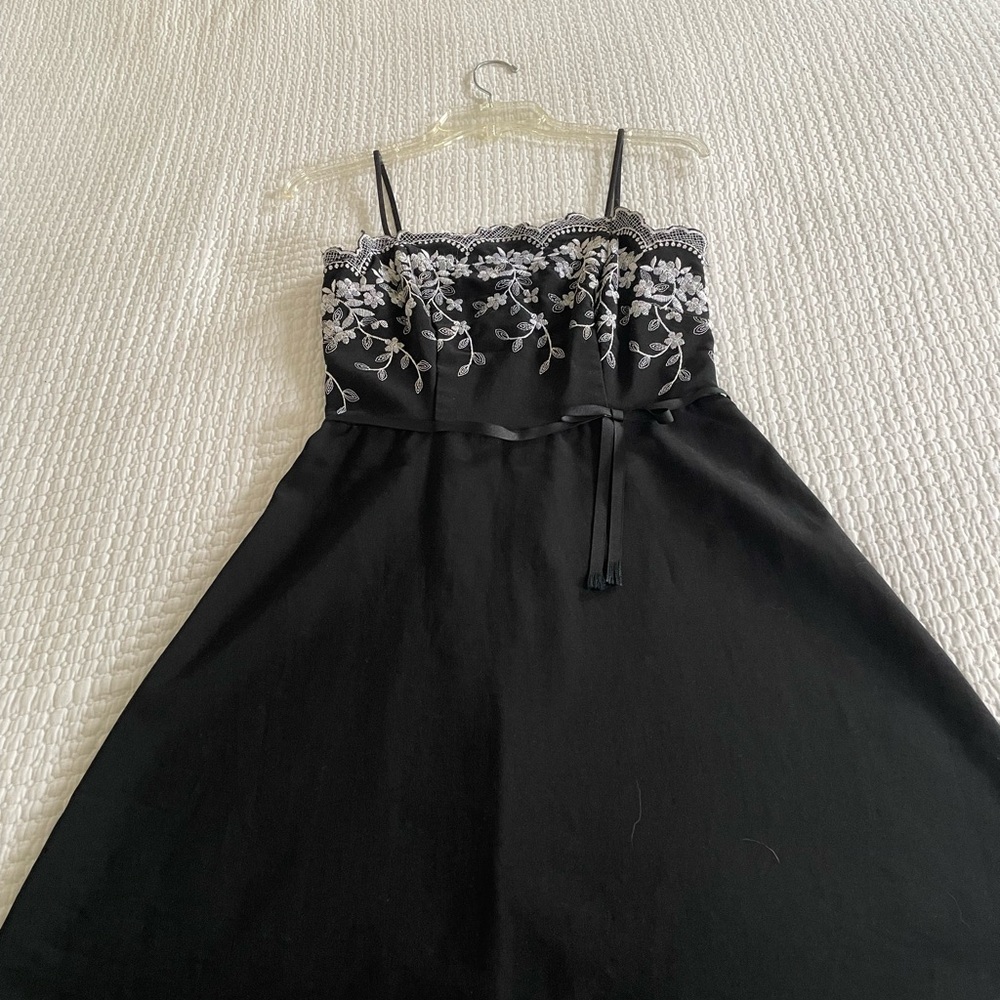Vintage Black Fit and Flare Dress with White Floral Embroidery by CDC. Size 6P. - Picture 8 of 9